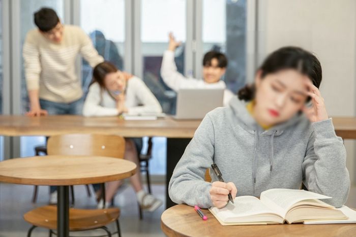 남동생은 ‘해외여행’ 보내주면서, 대학 내내 알바하다 그만둔 딸한텐 “돈 벌어오라”는 아빠