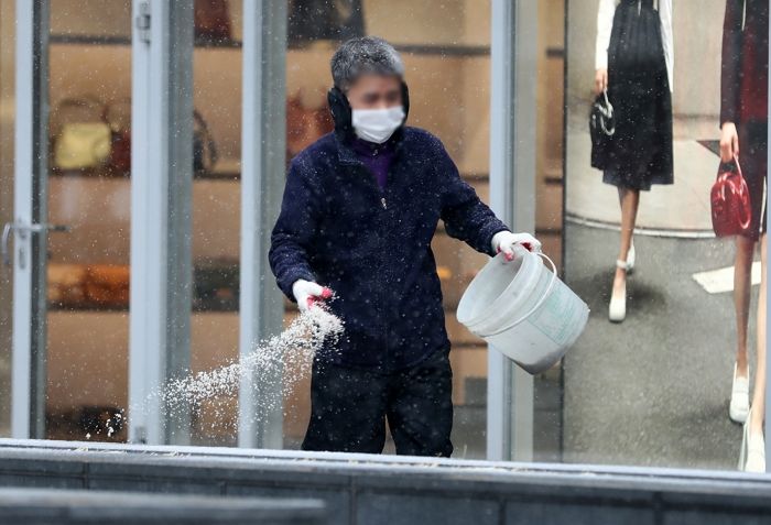 “댕댕이 산책 시킬 때 ‘염화칼슘’ 밟으면 화상 입나요?”...진실은 달랐습니다