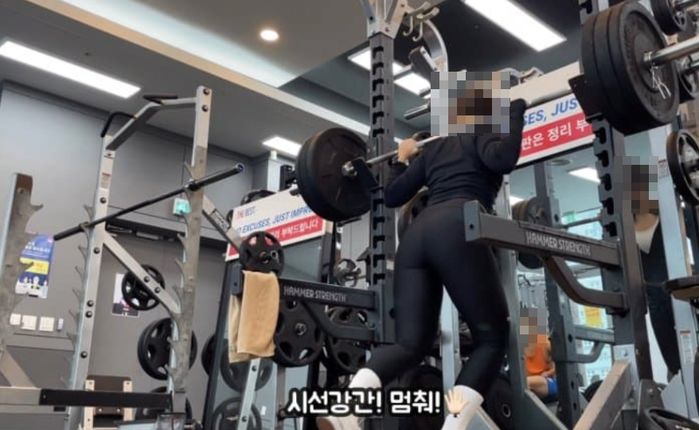 헬스장서 자기 쳐다본 남성이 ‘시선강간’했다며 영상에 얼굴 박제한 여성 유튜버