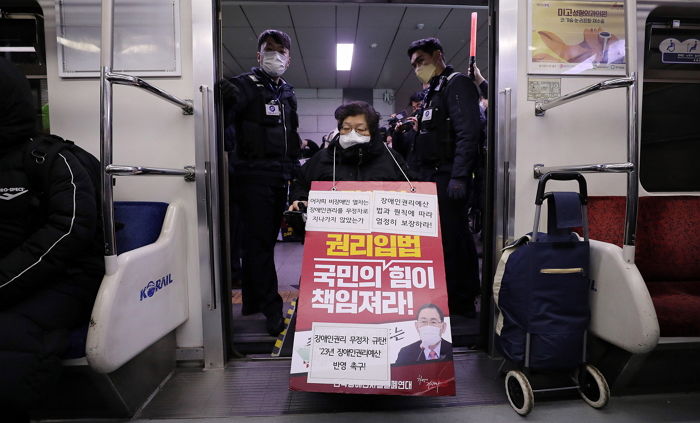 오세훈 서울시장 “전장연 지하철 시위 재개하면 손해배상 청구해 비용 다 받아낼 것”