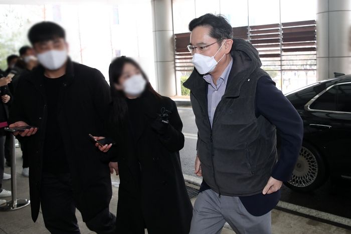 이재용이 출장길에 입고 나와 “의외로 검소”하다는 말 나오는 ‘패딩조끼’의 가격