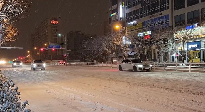 제설 제대로 안해 난리났던 전주시...폭설온 오늘자 ‘최악’ 도로 상황 (영상)