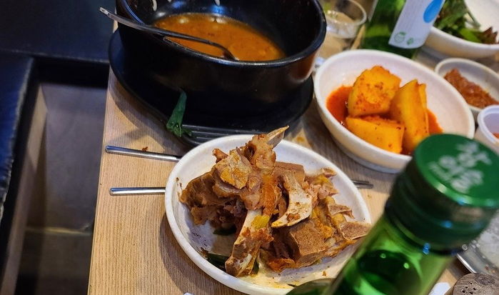 소주 먹다가 ‘먹튀’ 해버린 두 남성...경찰 신고 취소하게 만든 ‘협박 메모’