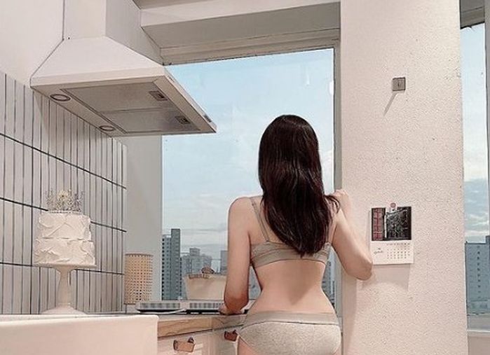 ‘마른 글래머’로 대박난 아프리카 여캠, 남성팬 난리나게 만든 CK 브라+팬티 화보 공개