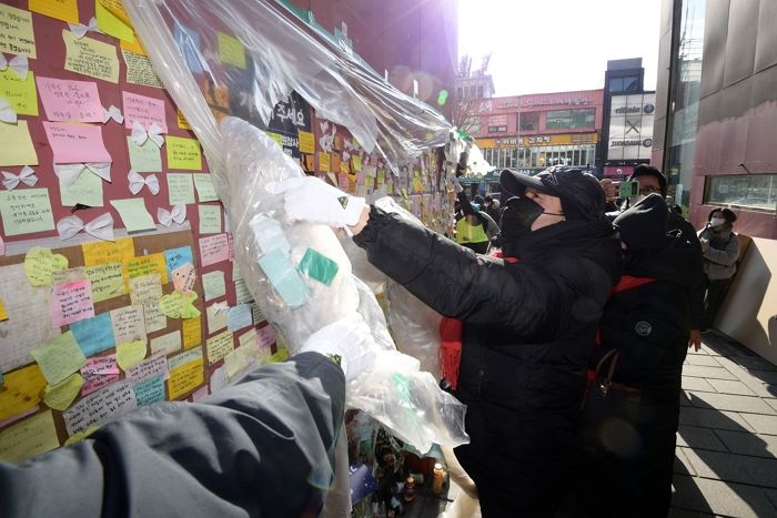 이태원 참사 유가족 “이태원역 1번 출구, 공식 추모공간으로” 요구