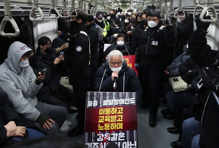 ‘전장연’ 시위 때문에 회사 첫출근 지각해, ‘당일 해고’ 당한 신입사원