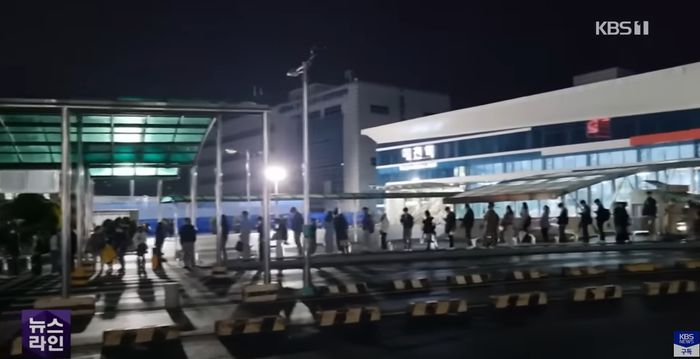 심야할증 시간까지 기다리다 ‘12시 땡’ 하자마자 손님들 태우는 택시 기사들 (영상)