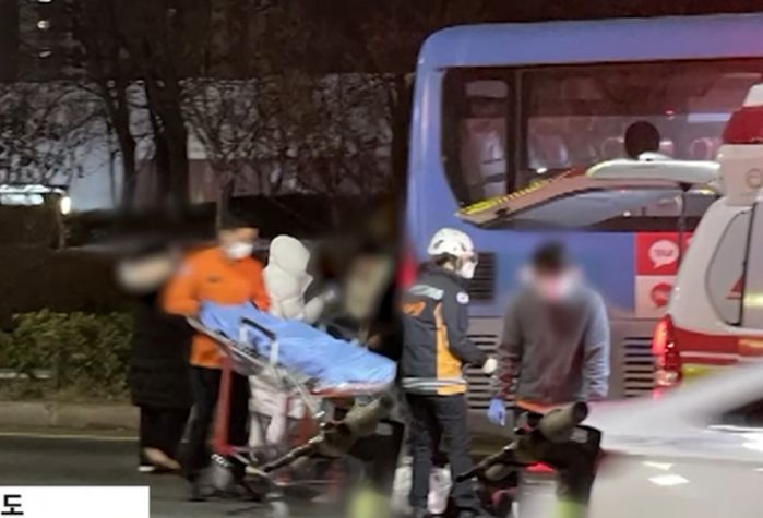 술취한 여고생, 무면허로 3명이 함께 전동킥보드 타다 버스와 충돌 (영상)