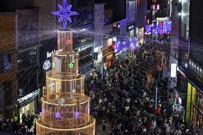 “‘집콕’한 사람이 승자”...커플들로 발 디딜 틈 없던 크리스마스 길거리 상황 (+사진)