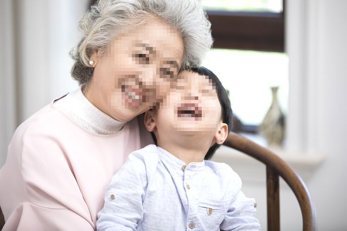 “저 선물 안 줘도 되니, 할머니 패딩 사주세요”...산타 눈물 쏟게한 12살 아이의 편지
