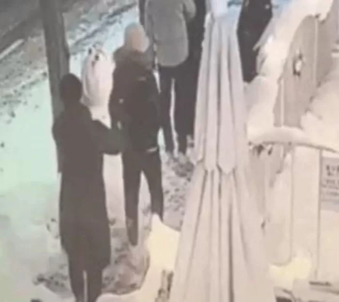 “눈사람? 요새 누가 부수나요?”...빌런들 이제는 ‘납치’한다 (+영상)