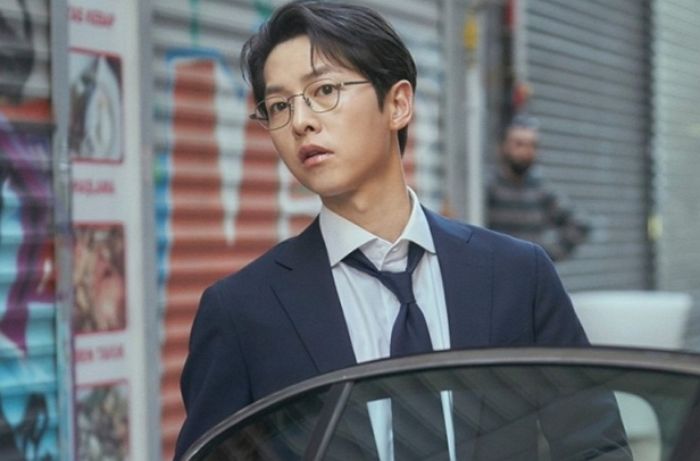 송중기가 열애 중이라고 쿨하게 인정한 배우 출신 영국인 여친의 학력