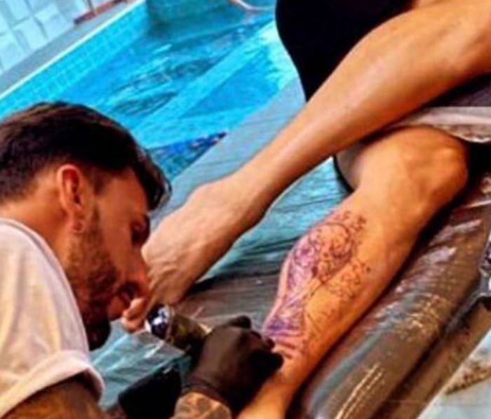 역전골 막고 ‘월드컵’ 우승한 뒤 왼쪽 종아리에 ‘트로피 문신’ 새긴 골키퍼 (+정체)