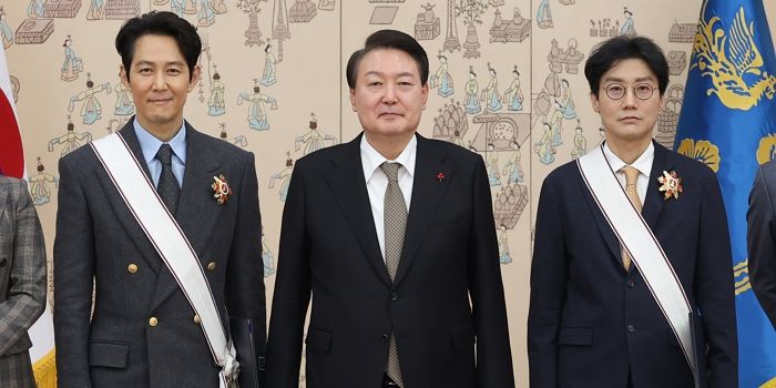 윤석열 대통령, 에미상 수상한 ‘오징어게임’ 황동혁·이정재에 금관문화훈장 수여
