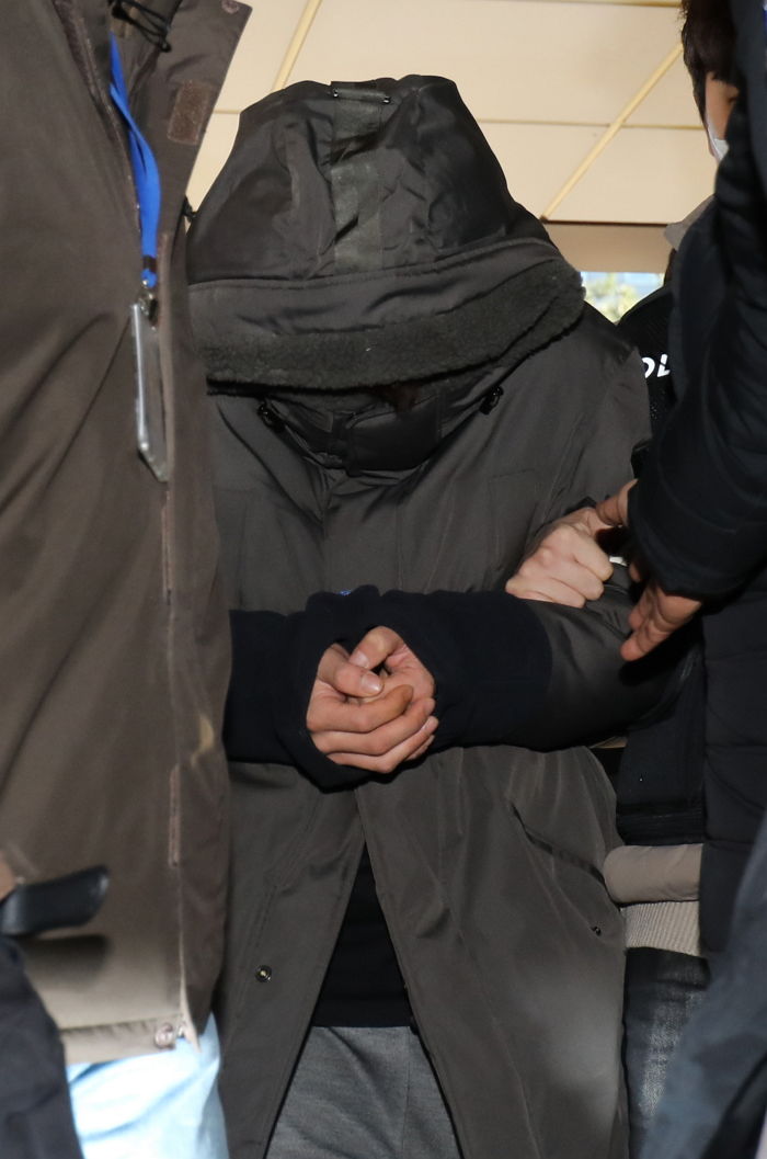 택시기사·동거녀 살해범, ‘모자+마스크’로 꽁꽁 싸매고 앞머리 눈까지 내린 채 영장심사 출석 (사진)