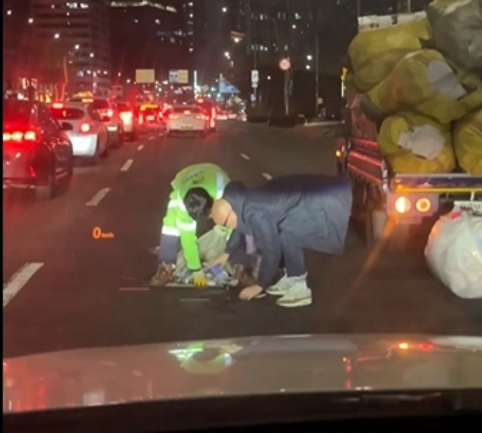 “쓰레기차에서 쓰레기 떨어지자 곧장”...오늘자 공개된 홍석천 미담 영상