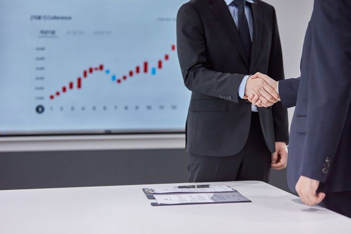 서울 신축 아파트 숙식에 ‘테슬라’ 제공한다는 어느 기업의 채용 공고글