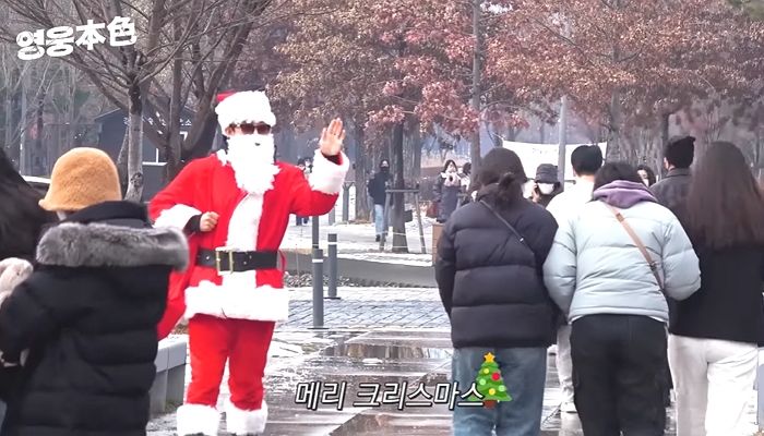 홍대에서 공짜 ‘다이슨·에어팟’ 뿌린 산타의 정체, 톱스타였습니다