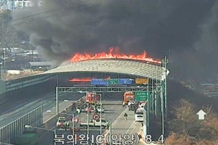 과천 제2경인고속도로 화재... “차량 다수 갇혀”