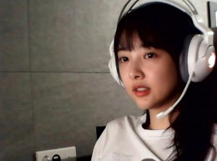 5천원짜리 저화질 캠 쓰는데도 미모 폭발한 신입 여캠의 정체