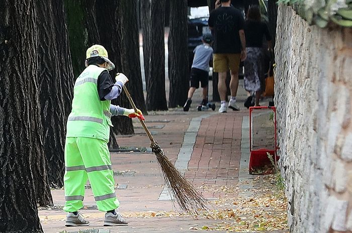 길에 떨어진 동원 주워 모아 불우이웃 도운 환경미화원들...누적 기부금 2100만원