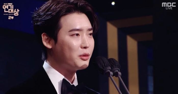 MBC 연기대상 수상 뒤 의미심장한 말 남긴 이종석...“많이 좋아하는 사람 있었어요”