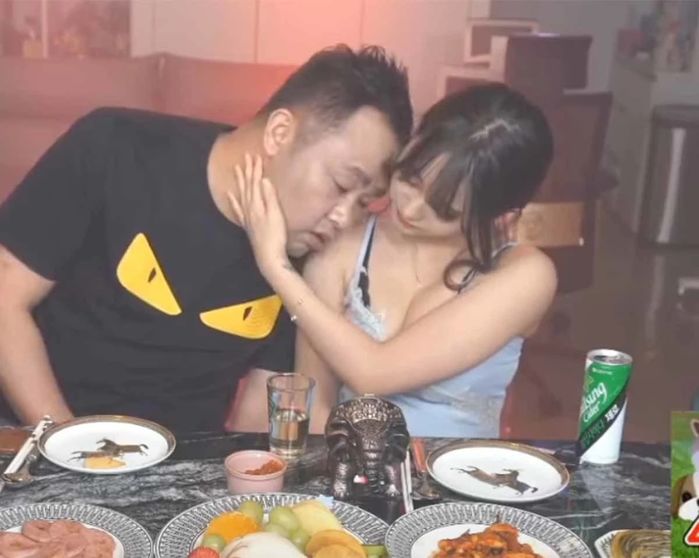 올해 아프리카TV서 ‘섹시 여캠’들 제치고 가장 많은 별풍선 받은 남자 BJ의 정체