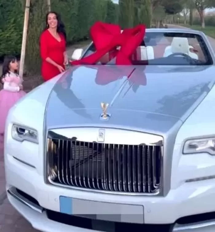 롤스로이스 선물 주고받는 호날두 커플 보고 “포르노인줄 알았다”라는 여성 정치인