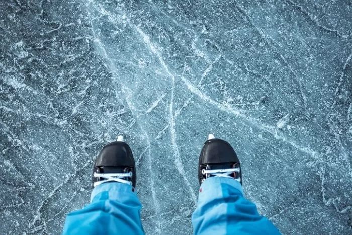 빙판 깨져 호수에 빠진 전주 중학생 2명...비번 소방관이 극적 구조