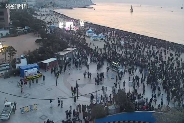 오늘(1일) 새해 첫 ‘일출’ 보려 몰린 시민들로 가득 찬 부산 해운대 상황