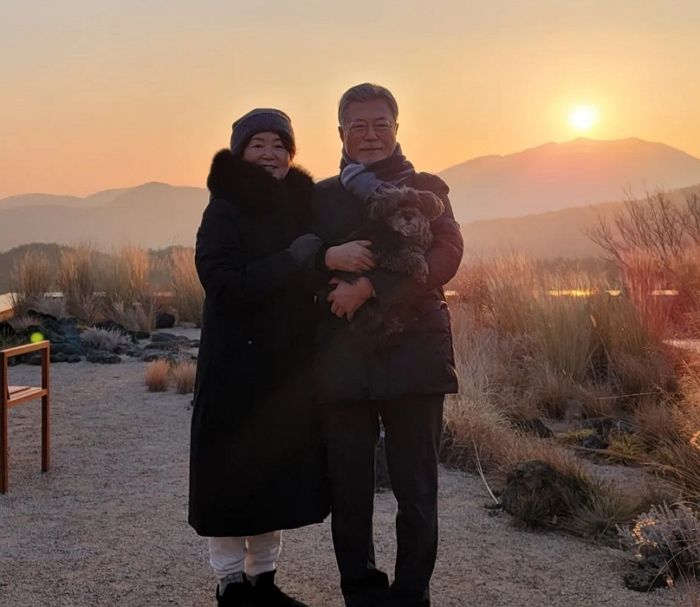 새해 인사하면서 ‘반려견’ 데리고 와 품에 안고 사진 찍은 문재인·김정숙 부부