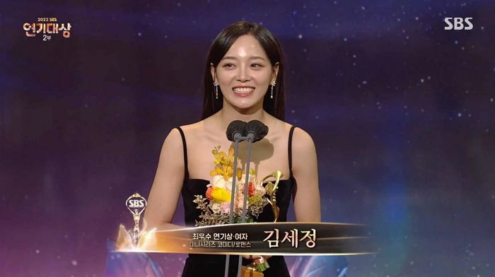 블랙 드레스로 ‘볼륨감’ 뽐내 시청자들 반응 난리난 여배우...“미모도 미쳤다”