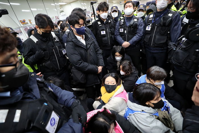 서울교통공사·경찰 9시간 이상 지하철 시위 막고 있어...전장연 “밤 새더라도 물러나지 않겠다”