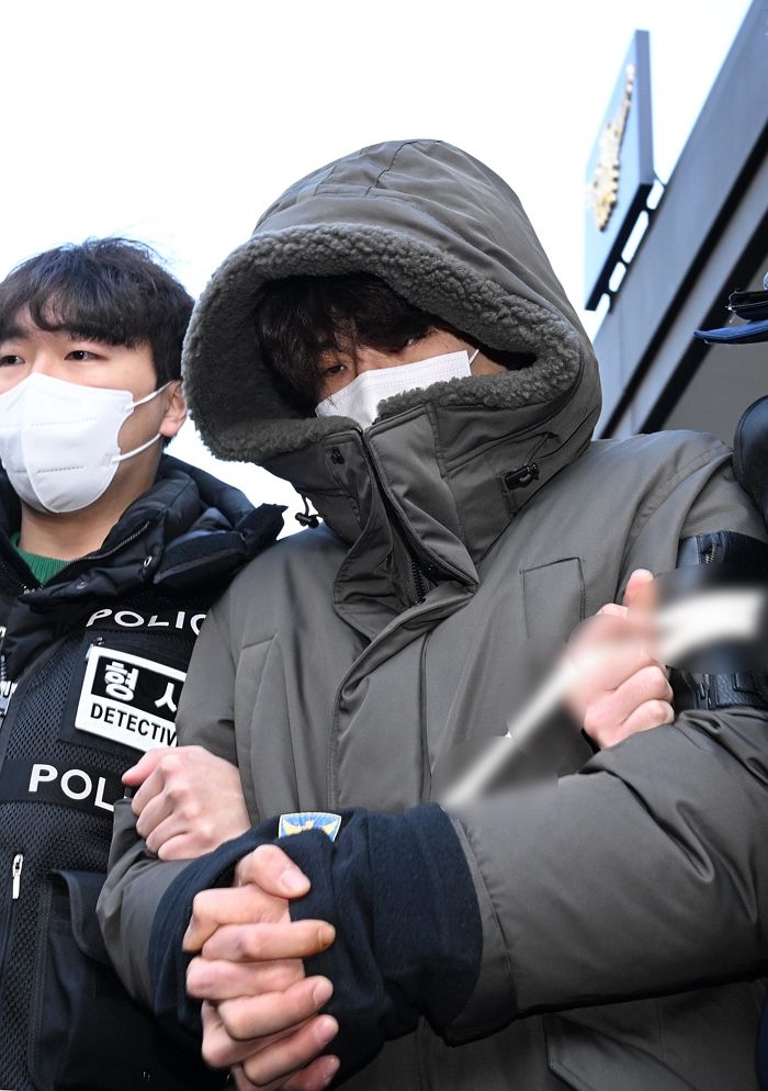 얼굴 꽁꽁 싸매고 포토라인에 선 이기영...카메라 들이대자 ‘눈 질끈’