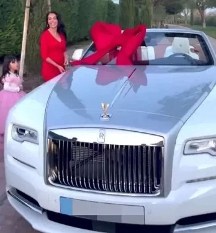 호날두, 4억짜리 롤스로이스 선물에 감동했나...여친에게 제대로 ‘플렉스’ (+정체)