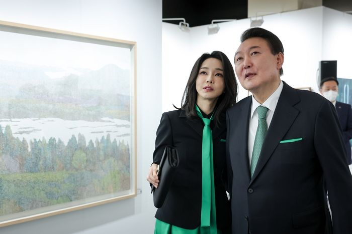 커플 의상으로 등장한 尹 대통령 부부...김건희 여사 드레스, 모두의 눈길 사로잡았다