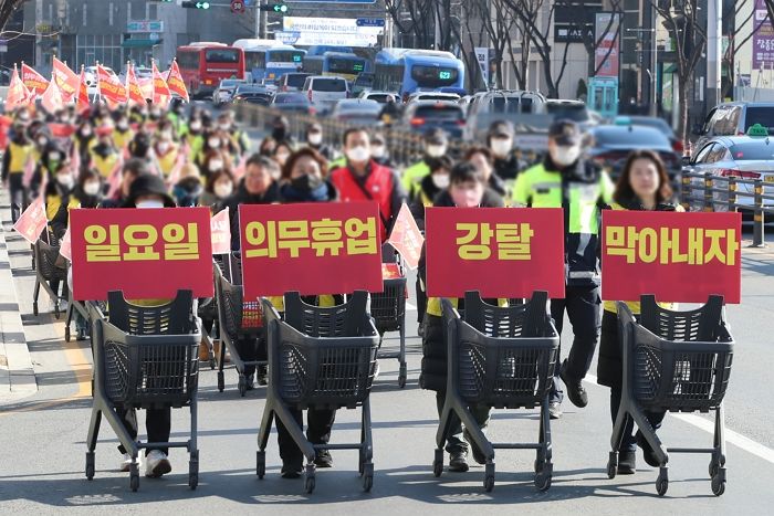 민주노총 마트 노조, 주말 의무휴업 없앤다니까 “홍준표 고소하겠다” 선언