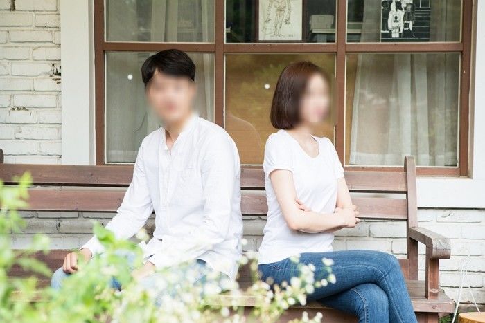 여친이랑 여행 가서 ‘친한 여사친’ 선물 사는 남친 “이별 사유 vs 그럴 수 있어”