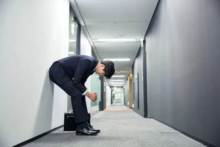 “100만원 갈취당하고, 뺨까지 맞았다”...A은행 다니는 남편 살려달라는 아내의 블라인드글