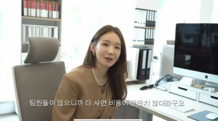 쇼핑몰 직원들 책상 협찬받았던 강민경, 정작 자기는 명품 책상 구입했다 (+가격)