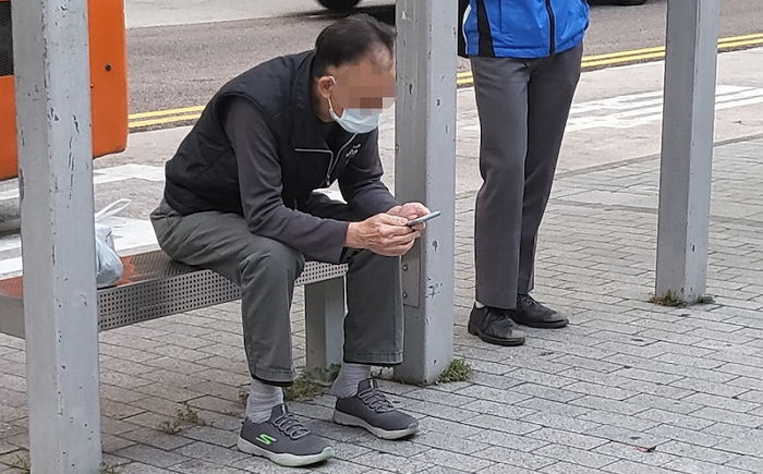 초등학교 앞 버스정류장에 앉아 AV 본 할아버지...더 충격적인 건 그다음에 일어났다