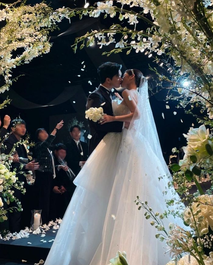 한국 야구 ‘최고 스타’ 이정후 여동생과 결혼한 유명 야구선수, 드디어 ‘웨딩 사진’ 풀렸다