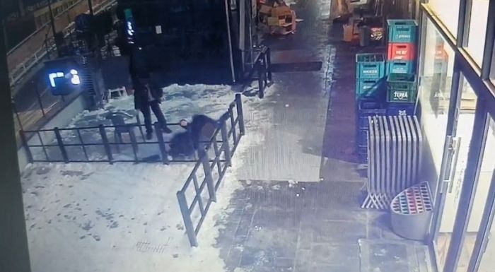 “문 닫은 가게 앞에서 놀다가 넘어져 다친 할머니, 저보고 치료비 물어내랍니다”