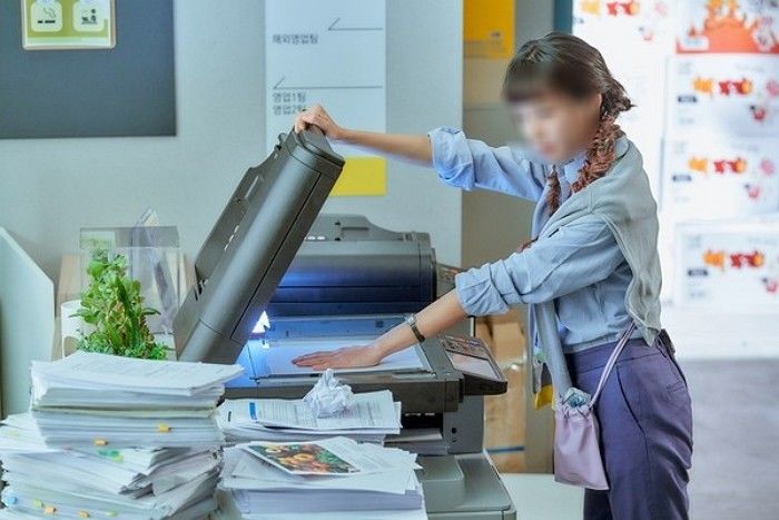 “고졸 대리한테 ‘프린터 복사용지 채워주세요’ 부탁한 대졸 신입, 어떻게 해야 할까요?”