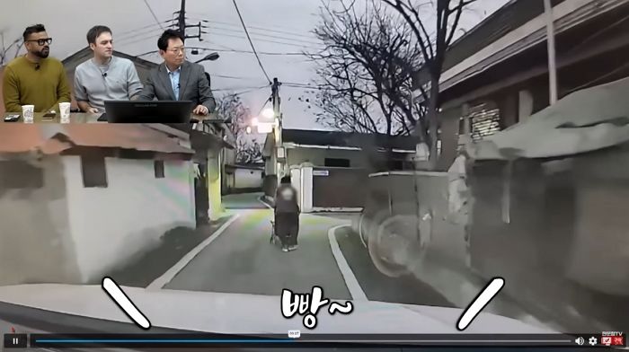 경적 ‘빵’ 울렸더니 ‘픽’ 쓰러진 할머니...운전자가 책임져야 하나요? (영상)