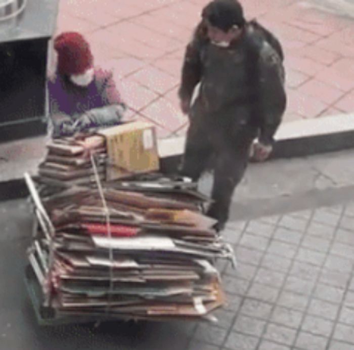 휴가 나간 병사가 ‘폐지’ 줍는 할머니 도왔다는 소식 듣고 사단장이 간부들에게 내린 명령 (+영상)