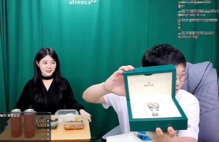 생일선물로 에르메스백 받았던 뚜밥, 감스트 생일에 1800만원짜리 ‘롤렉스 시계’ 선물