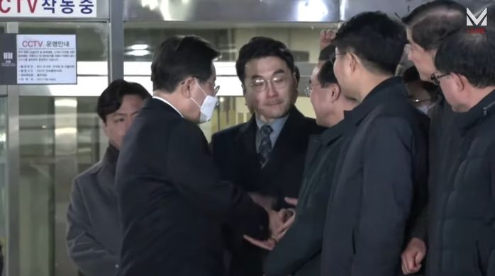 12시간 검찰 조사받고 나온 이재명과 악수하며 눈물 흘린 민주당 김남국 의원 (+영상)