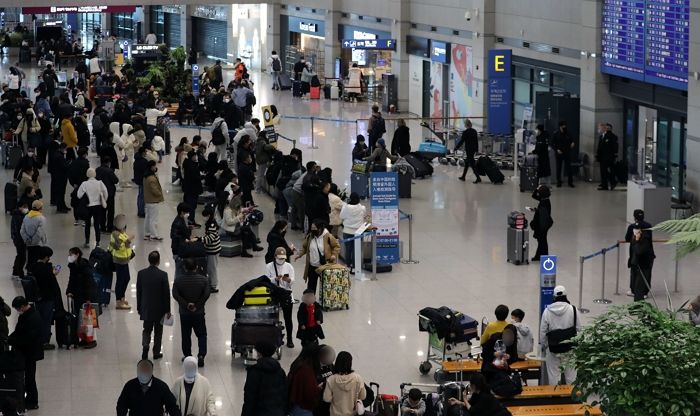 중국발 입국자들에게 ‘노란색 명찰’ 걸게 한 방역 대책...“과도하다 vs 정당하다”