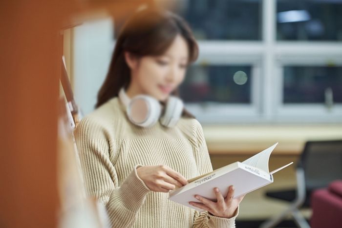 술집 마담들이 친구 따라 놀러온 순진한 여대생을 ‘업소녀’로 만드는 과정